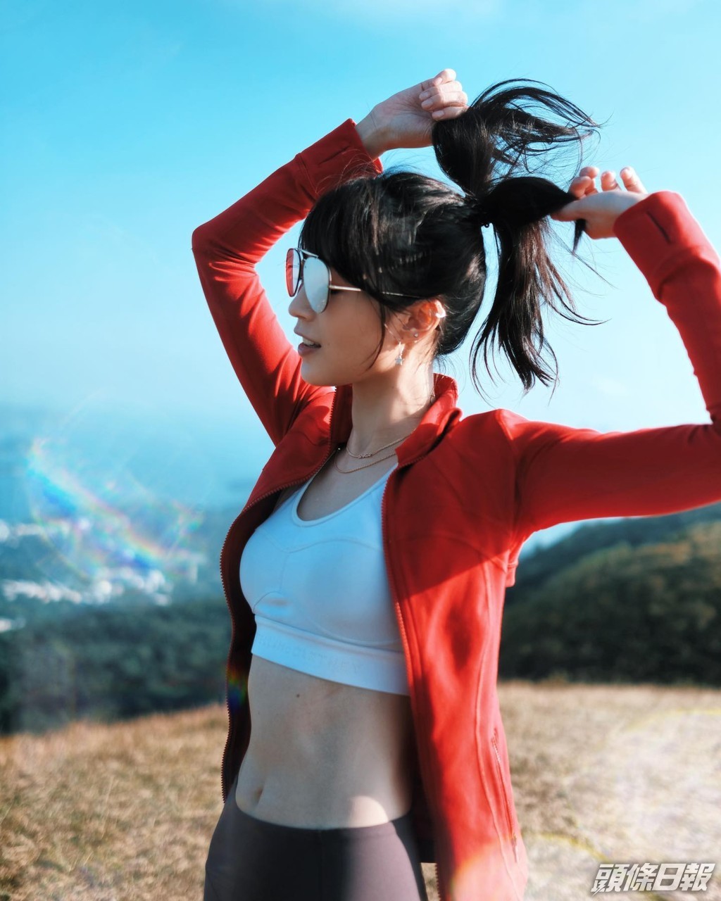 連詩雅曾大方分享訓練腹肌及馬甲線秘訣，每日以坐立姿勢做「左右擺腿」，堅持做足14日，每日做三組，果然身材是要靠努力保持。